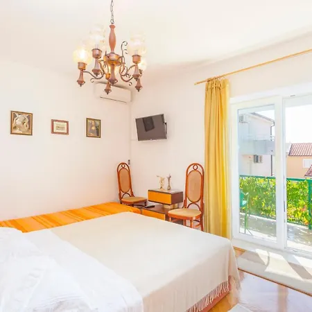 Pensión Garden & Makarska